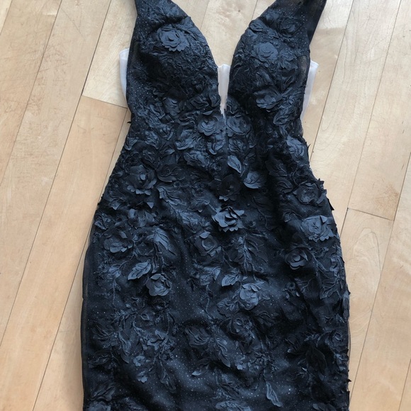 Dresses & Skirts - Elegant Black Floral Textured Dress size 4